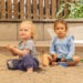 Psychomotorik-U3 zwei kleine Kinder sitzen im Sandkasten